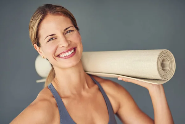 Glad Kvinna Ansikte Och Porträtt Leende Med Yogamatta För Fitness — Stockfoto