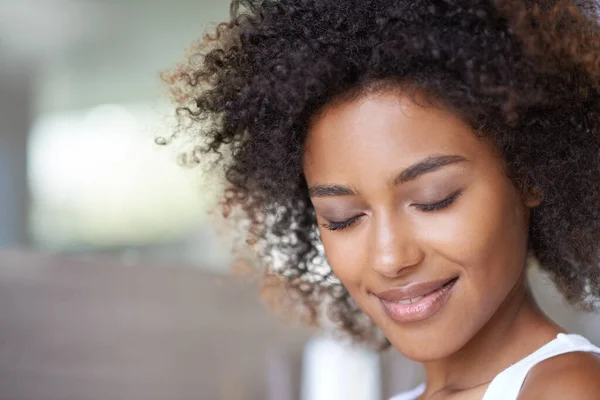 Glimlach Huidverzorging Vrouw Een Badkamer Voor Make Cosmetica Behandeling Tegen — Stockfoto
