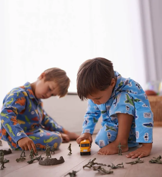 小さなアクションフィギュア おもちゃの車やゲームで楽しみのためにパジャマで一緒に男の子 遊びやおもちゃ 兄弟姉妹子供と学習や開発のための自宅のプレイルームでの家族の絆 — ストック写真