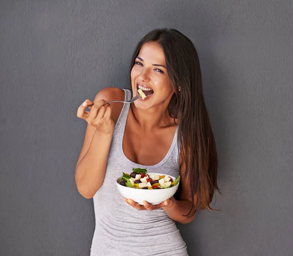 女性のサラダ 健康的な食品や栄養 肖像画や野菜の壁の背景に孤立して食べている 健康とビーガンと健康 食事とモックアップスペースで体重を減らすために女性モデル — ストック写真