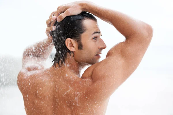 Temiz Duştaki Bir Adam Evdeki Sağlık Durumu Banyoda Kaslı Sağlıklı — Stok fotoğraf