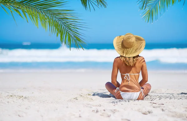 Relaks Widok Tyłu Kobiety Plaży Siedzi Piasku Letnie Wakacje Lub — Zdjęcie stockowe