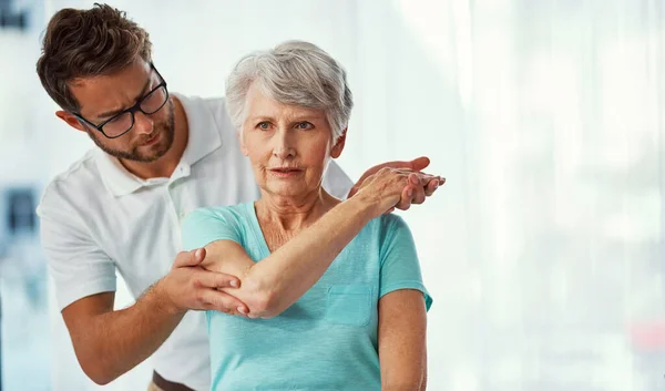 Daj Znać Jeśli Poczujesz Dyskomfort Seniorka Pracująca Nad Wyzdrowieniem Fizjoterapeutą — Zdjęcie stockowe