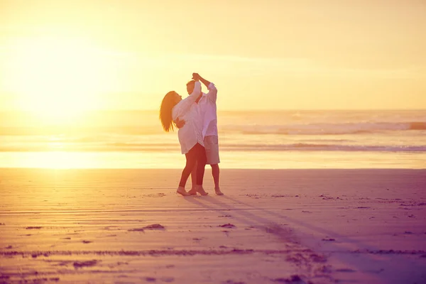 Güneş Öpen Aşıklar Gün Batımında Kumsalda Dans Eden Sevecen Olgun — Stok fotoğraf