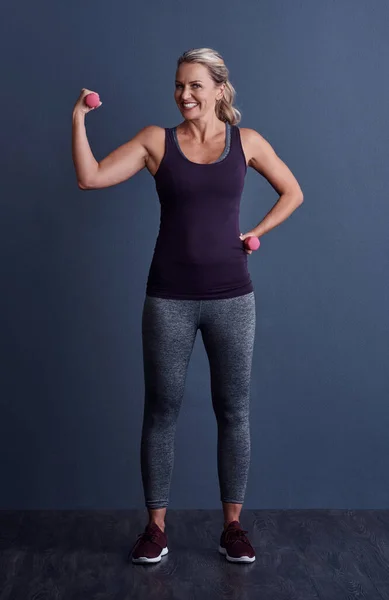 Popracuj Nad Bicepsami Studio Portret Atrakcyjnej Dojrzałej Kobiety Ćwiczącej Hantlami — Zdjęcie stockowe