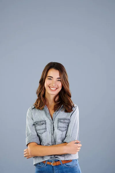 Always Wearing Best Smile Studio Portrait Attractive Young Woman Standing — Stock Photo, Image