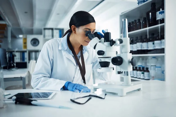 Kobieta Naukowiec Analiza Mikroskopowa Celu Sprawdzenia Próbki Dna Eksperymentem Naukowym — Zdjęcie stockowe