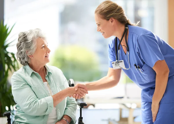 Handshake Nurse Elderly Woman Wheelchair Medical Results Surgery Success News — Stock Photo, Image