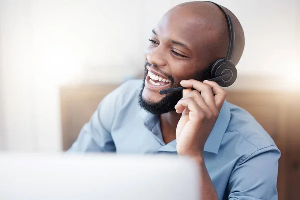 呼叫中心和快乐的黑人男子在办公室的电脑上工作 从事电话营销或客户服务 商务人士 面带微笑 在服务台与客户交谈 — 图库照片