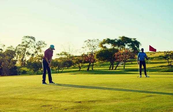 优秀的选手要练习到正确的时候 两个朋友在高尔夫球场上打高尔夫 — 图库照片