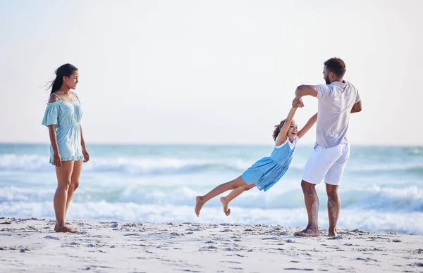 海滩或父亲在家庭假日 假期或周末一起与孩子在空中玩耍 妈妈或爸爸与孩子 女儿或在海滨快乐地扭动或依偎在一起 — 图库照片