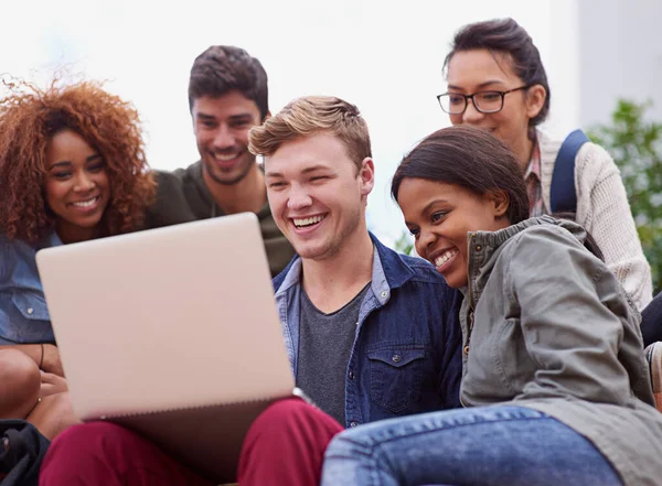ラップトップ 笑いや大学のEラーニングアプリ オンラインクラスや遠隔学習で屋外の学生のグループ 大学のキャンパス コンピュータやデジタル教育の幸せな多様性の人々 若者や友人 — ストック写真