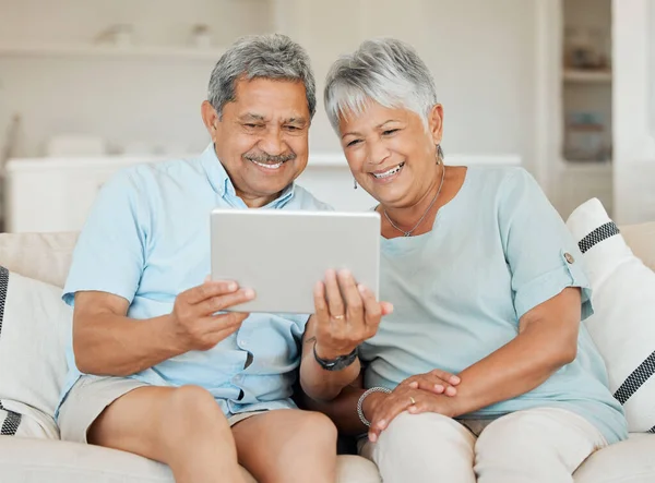 Technologie Couple Marié Avec Tablette Sourire Sur Canapé Dans Salon — Photo