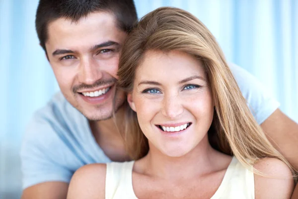 Berbagi Senyum Yang Serasi Pukulan Kepala Dan Bahu Pasangan Muda — Stok Foto