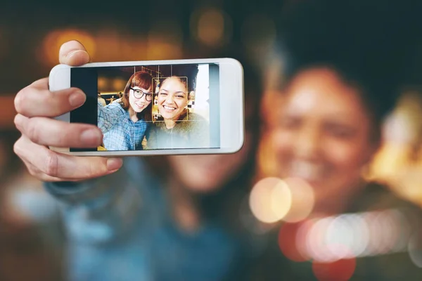 Nunca Deixe Passar Oportunidade Tirar Uma Grande Selfie Dois Jovens — Fotografia de Stock