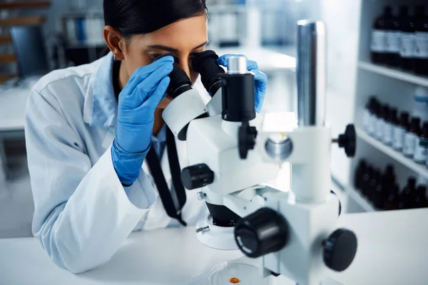 Nauka Naukowiec Kobieta Mikroskopem Laboratorium Badań Medycznych Analiz Testów Opieka — Zdjęcie stockowe