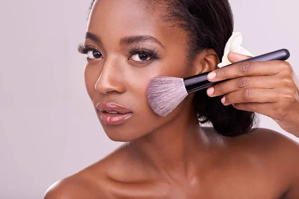 Retrato Maquiagem Mulher Negra Com Escova Estúdio Ferramenta Aplicação Cosméticos — Fotografia de Stock