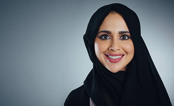 Hijab Una Declaración Moda Retrato Estudio Una Joven Empresaria Musulmana —  Fotos de Stock