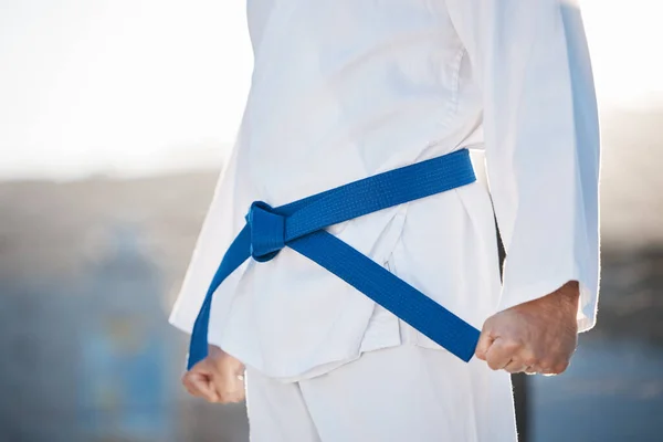Karate Fitness Disciplina Con Uomo Sportivo Allenamento Città Sfondo Sfocato — Foto Stock