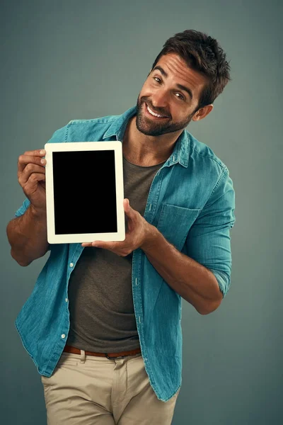 Szczęśliwy Człowiek Tablet Ekran Makietowy Reklamy Marketingu Lub Marki Szarym — Zdjęcie stockowe