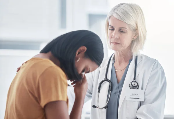 Cuidados Saúde Empatia Médico Com Uma Mulher Após Diagnóstico Câncer — Fotografia de Stock