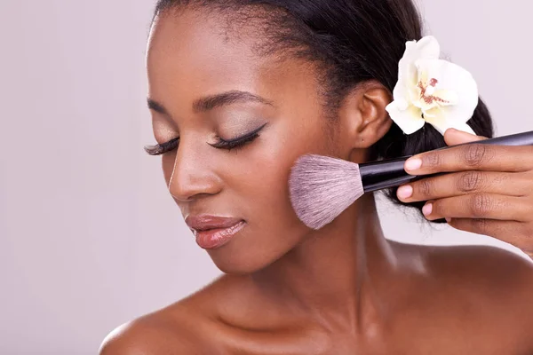 Resplandor Cosmético Cepillo Maquillaje Cara Mujer Negra Con Cuidado Piel —  Fotos de Stock