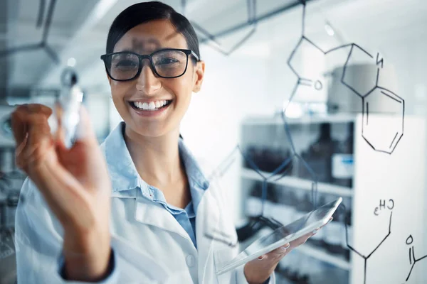 Věda Formule Žena Tabletem Pro Chemii Rovnice Pro Lékařský Výzkum — Stock fotografie
