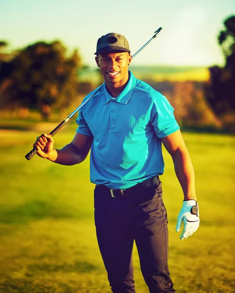 Golfpályára Készült Egy Fiatalember Golfozik — Stock Fotó