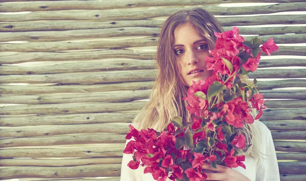 Nothing Says Femininity Quite Flowers Attractive Young Woman Holding Bunch — Stock Photo, Image
