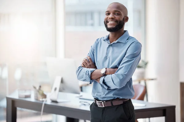 Μαύρος Άνδρας Στις Επιχειρήσεις Σταυρωμένα Χέρια Και Χαμόγελο Πορτρέτο Αυτοπεποίθηση — Φωτογραφία Αρχείου