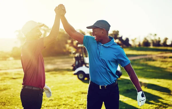 Elke Dag Oefenen Winnen Twee Golfers High Fiving Een Golfbaan — Stockfoto