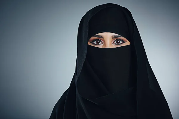 Todo Está Los Ojos Retrato Estudio Una Joven Empresaria Musulmana — Foto de Stock