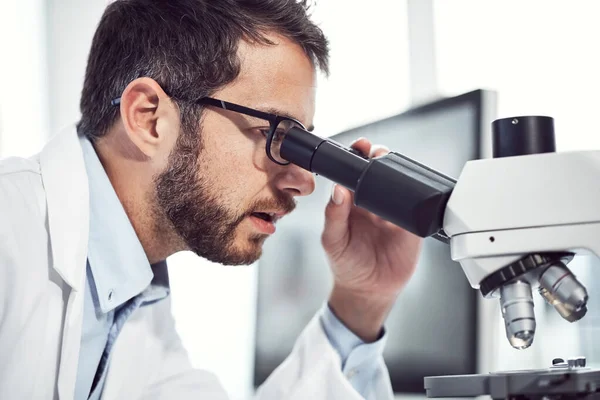 Widzieć Wierzyć Skupiony Młody Naukowiec Patrzący Przez Mikroskop Wewnątrz Laboratorium — Zdjęcie stockowe