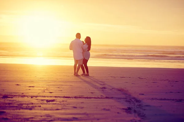 太陽の下で踊る 日没時にビーチで踊る愛情のある成熟したカップルの完全な長さのショット — ストック写真