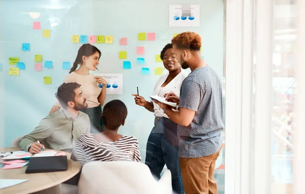 말하기 전략을 모임에서 사업가들 브레인스토밍 팀워크 전환을 사무실에 직원들 아이디어 — 스톡 사진