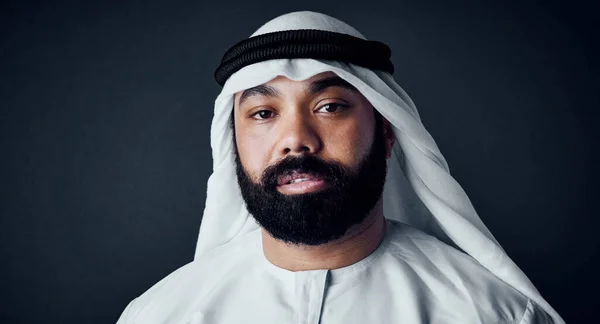 Rozhodl Bude Mít Úspěch Studio Záběr Mladého Muže Oblečeného Islámské — Stock fotografie