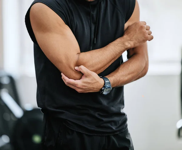 체육관 팔꿈치 스포츠 스튜디오에서 운동을 하다가 상황에 경련을 일으키는 보디빌더 — 스톡 사진