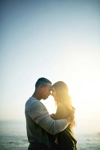 日の出から日没まで君と一緒にいたい 日没時にビーチにいた若いカップルが — ストック写真