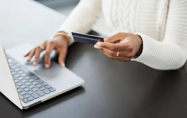 Nternetten Alışveriş Ödeme Finans Için Kredi Kartı Olan Kadın Dizüstü — Stok fotoğraf