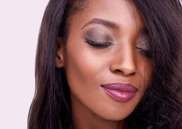 Beleza Maquiagem Rosto Uma Mulher Negra Com Cosméticos Estúdio Para — Fotografia de Stock