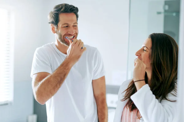 Good Yet Couple Brushing Teeth Bathroom Home Together — Stock Photo, Image