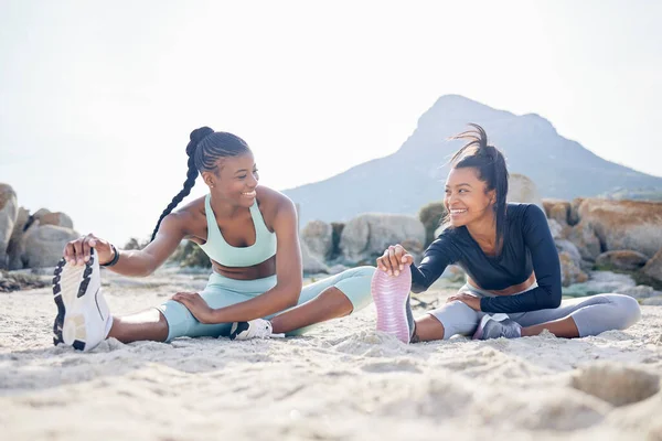 해변에서 운동을 즐기는 여성들 친구가 선수와 평온하고 건강하고 건강하며 팀워크 — 스톡 사진
