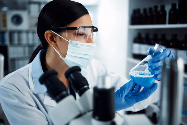 Kobieta Naukowiec Analiza Płynu Chemicznego Szklanej Zlewki Eksperymentu Chemicznego Laboratorium — Zdjęcie stockowe