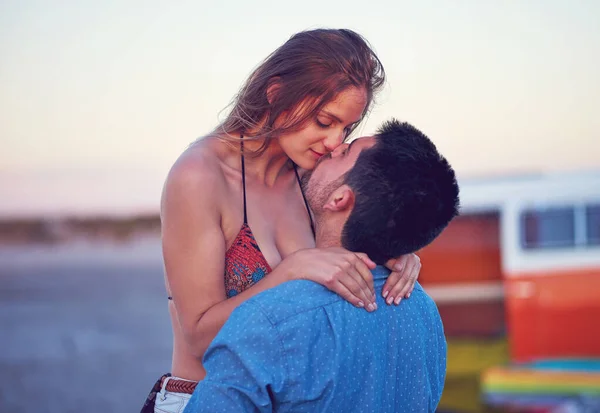 Aşkın Aşkı Için Sahilde Sevgi Dolu Genç Bir Çift — Stok fotoğraf