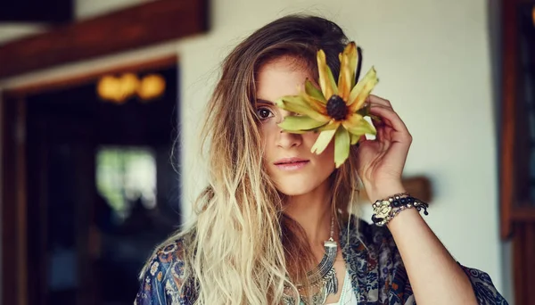 Hipisowskie Włosy Nieważne Portret Młodej Kobiety Pozującej Przydrożnym Sklepie Kwiatem — Zdjęcie stockowe