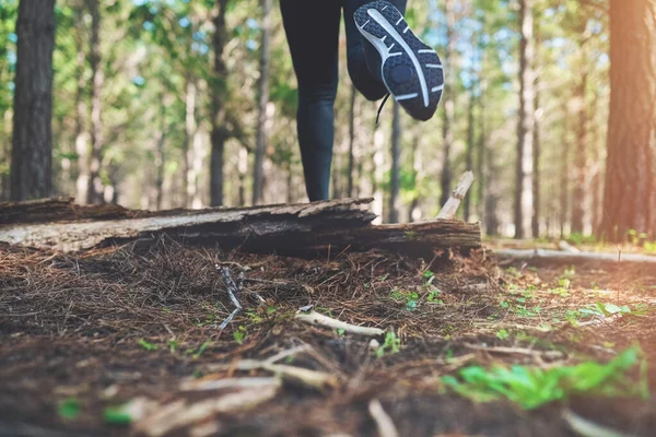 Hazlo Por Mismo Una Joven Irreconocible Salir Correr Por Bosque — Foto de Stock
