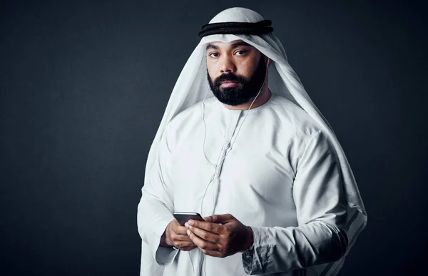 Слухатися Музики Допомагає Ідеями Бізнесу Зйомки Молодого Чоловіка Одягненого Ісламський — стокове фото