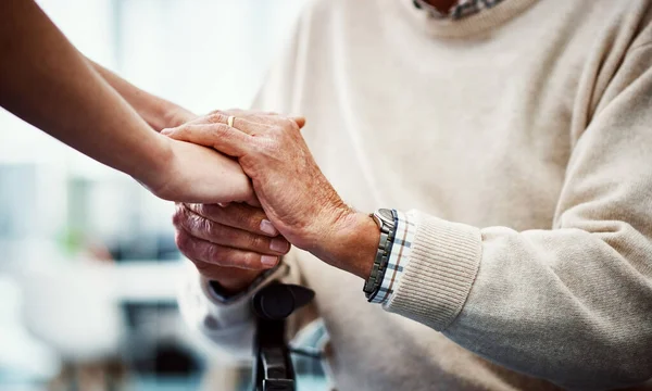 Jesteś Teraz Moich Rękach Nierozpoznawalna Pielęgniarka Trzymająca Komforcie Starszych Pacjentów — Zdjęcie stockowe