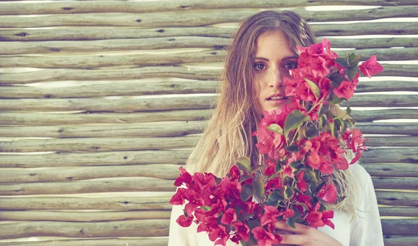 Красуня Повністю Розквітла Приваблива Молода Жінка Тримає Купу Свіжих Квітів — стокове фото