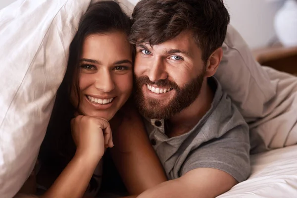 幸せなカップルのベッド毛布 顔と肖像画 リラックスし クロアチアの休暇の休日に一緒に朝の絆をお楽しみください 笑顔とロマンチックな女性 男や家のベッドルームで休んで人々 — ストック写真